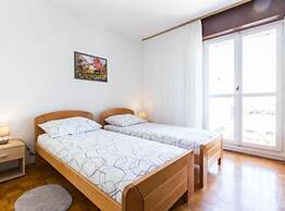 Stylish Two Bedroom Apartment Retreat With Balcony in Zadar