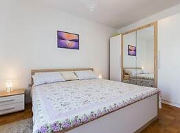 Stylish Two Bedroom Apartment Retreat With Balcony in Zadar