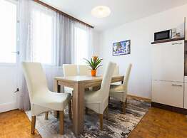 Stylish Two Bedroom Apartment Retreat With Balcony in Zadar