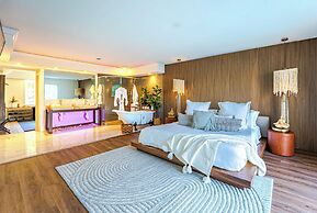 Palm Beach Paradise | Villa w/ Beach, Pool, Cinema & Tiki