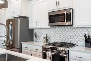 Newly Built Poolside Home w Balcony BBQ