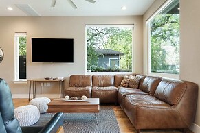 Newly Built Poolside Home w Balcony BBQ