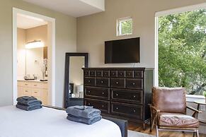 Newly Built Poolside Home w Balcony BBQ