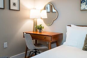 Newly Built Poolside Home w Balcony BBQ