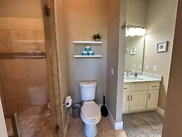 Newly Built Poolside Home w Balcony BBQ