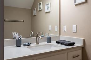 Newly Built Poolside Home w Balcony BBQ