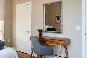 Newly Built Poolside Home w Balcony BBQ