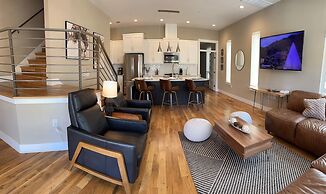 Newly Built Poolside Home w Balcony BBQ