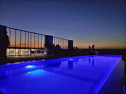 Lux Suites Coral Bells Studio Apartments