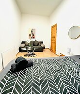 Cozy 4BR Apt for 12P Near FAC Platz