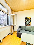 Cozy 4BR Apt for 12P Near FAC Platz