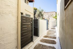 Azure Seaside Retreat in the Heart of Petalidi