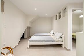 Azure Seaside Retreat in the Heart of Petalidi