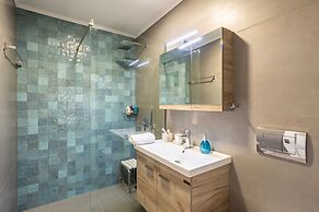 Azure Seaside Retreat in the Heart of Petalidi