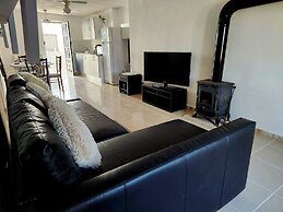 Casita-2guests-pool-patio-bbq-parking-fireplace
