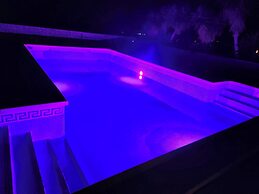 Casita-2guests-pool-patio-bbq-parking-fireplace