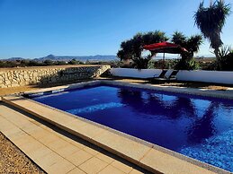 Casita-2guests-pool-patio-bbq-parking-fireplace