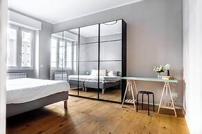 Charming flat with desk