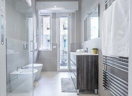 Charming flat with desk