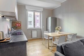 Charming flat with desk