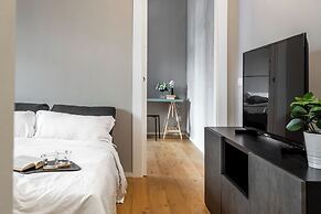 Charming flat with desk