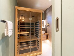 Treehouse in Tournai With Sauna & Forest Views