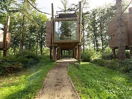 Treehouse in Tournai With Sauna & Forest Views