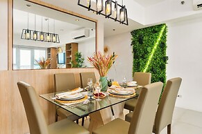 Luxe Suite With 180 Stunning City Views