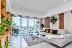 Luxe Suite With 180 Stunning City Views