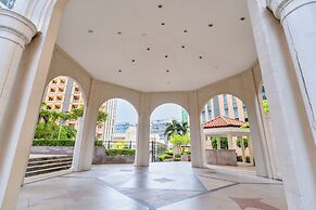 Luxe Suite With 180 Stunning City Views