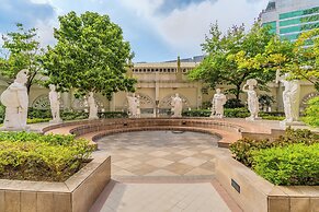 Luxe Suite With 180 Stunning City Views