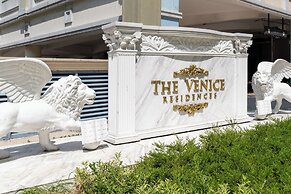 Luxe Suite With 180 Stunning City Views