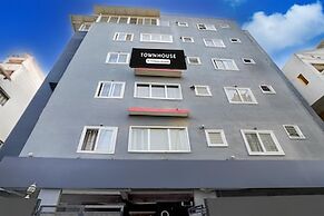 Spacious Comfort Stays Near Aerospace Museum