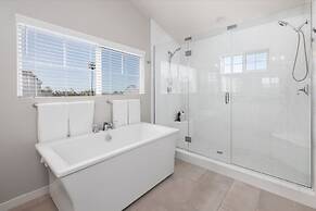 Large 4 Bedroom Close To Beach