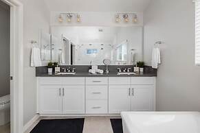 Large 4 Bedroom Close To Beach