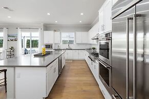 Large 4 Bedroom Close To Beach