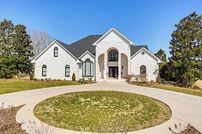 Golfer's Paradise: Meadow Lakes Manor Retreat!