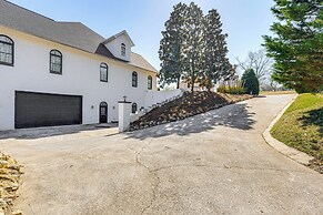 Golfer's Paradise: Meadow Lakes Manor Retreat!