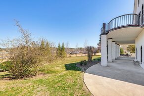 Golfer's Paradise: Meadow Lakes Manor Retreat!