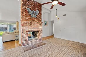 Cozy Family Retreat With Fireplace Spacious Yard
