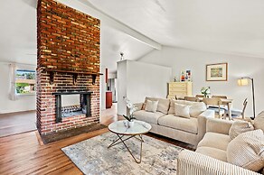 Cozy Family Retreat With Fireplace Spacious Yard