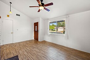 Cozy Family Retreat With Fireplace Spacious Yard