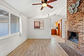 Cozy Family Retreat With Fireplace Spacious Yard