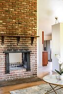 Cozy Family Retreat With Fireplace Spacious Yard