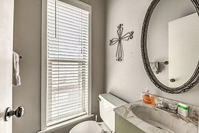 Half-mi to Midtown: Family Retreat w/ Mtn Views!