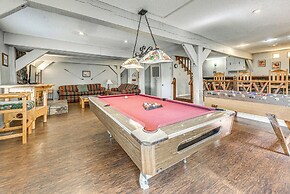 Half-mi to Midtown: Family Retreat w/ Mtn Views!