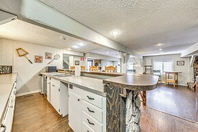 Half-mi to Midtown: Family Retreat w/ Mtn Views!