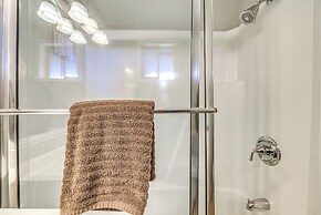 Half-mi to Midtown: Family Retreat w/ Mtn Views!