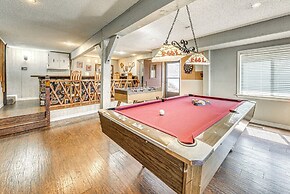 Half-mi to Midtown: Family Retreat w/ Mtn Views!