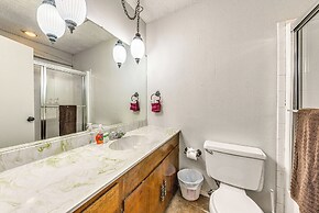 Half-mi to Midtown: Family Retreat w/ Mtn Views!